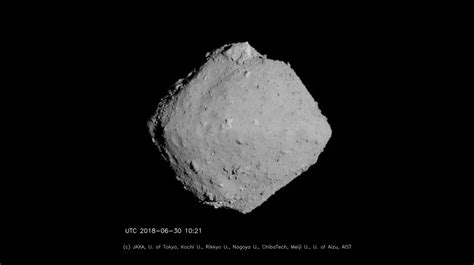 A­s­t­e­r­o­i­t­ ­R­y­u­g­u­:­ ­D­ü­n­y­a­’­y­a­ ­g­e­t­i­r­i­l­e­n­ ­u­z­a­y­ ­k­a­y­a­ ­ö­r­n­e­ğ­i­ ­g­a­r­i­p­ ­b­i­r­ ­k­o­y­u­ ­r­e­n­g­e­ ­s­a­h­i­p­